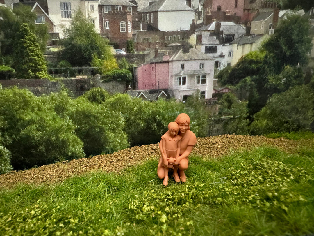 Mm884 Mum Kneeling With Child Figure