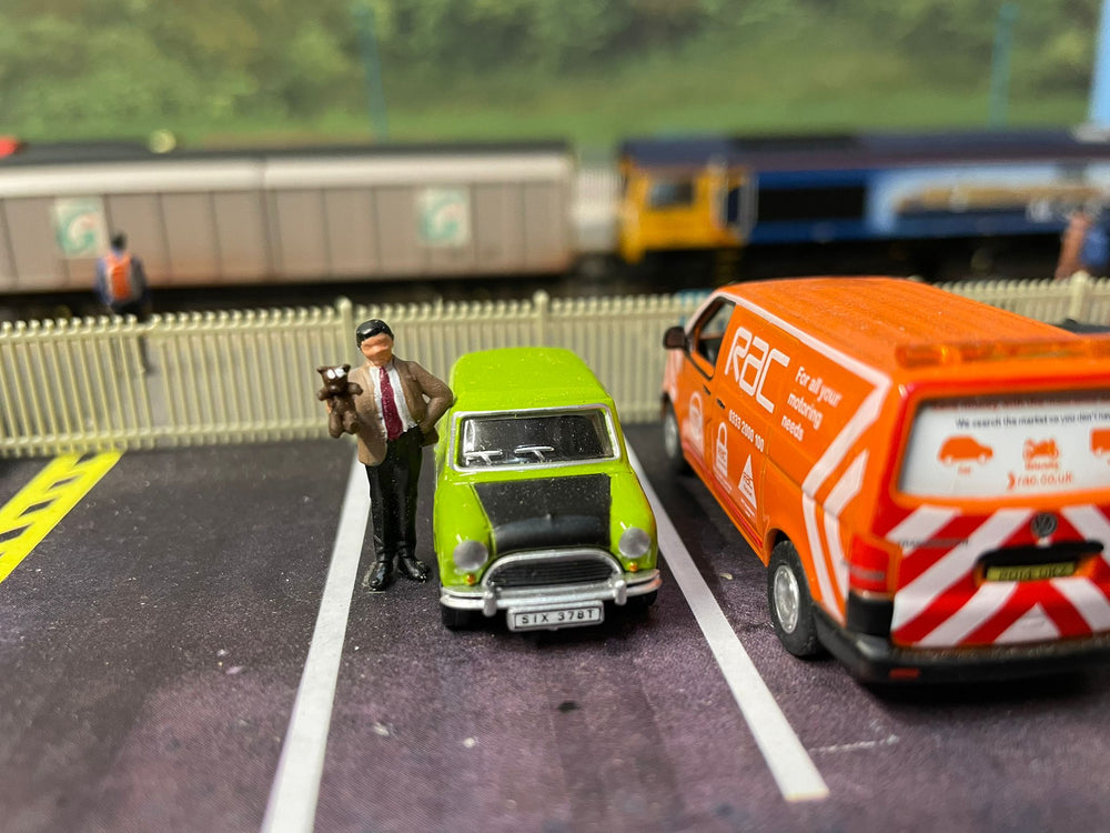Mm480 Mr Bean 1:76 Scale With Teddy Figure