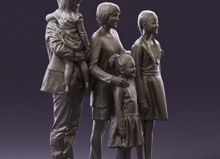 Large Family Group Posing Mum/dad/2 Girls Figure