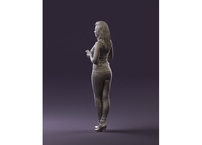 MM845 Blond woman with phone
